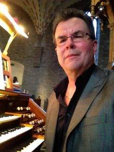 Lars Kullnes vid orgeln